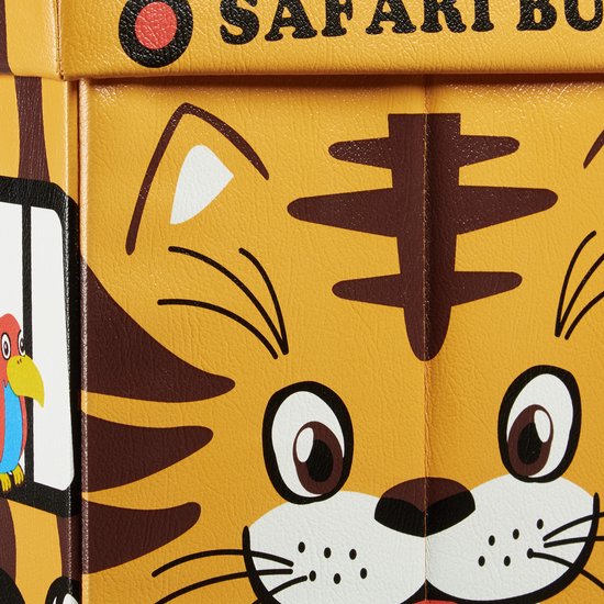 Close-up van een safari bus opbergkist met tijgerprint en een grappig gezicht.