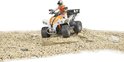 Wit met oranje quad met coureur in oranje vest en helm, op kiezelachtig terrein.