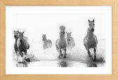 JUNIQE - Poster met houten lijst Galloping Through the Surf -13x18