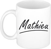 Mathieu naam cadeau mok / beker met sierlijke letters - Cadeau collega/ vaderdag/ verjaardag of persoonlijke voornaam mok werknemers