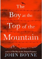 Boekomslag van 'The Boy at the Top of the Mountain' door John Boyne, met rode lucht, prikkeldraad en bergen.