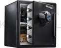 Zwarte Master Lock kluis met digitaal cijferslot, open met spullen erin en 'KILNL' watermerk.
