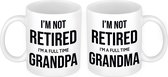 Not retired but fulltime grandma en grandpa mok - Pensioen cadeautje/ cadeau beker set voor Opa en Oma