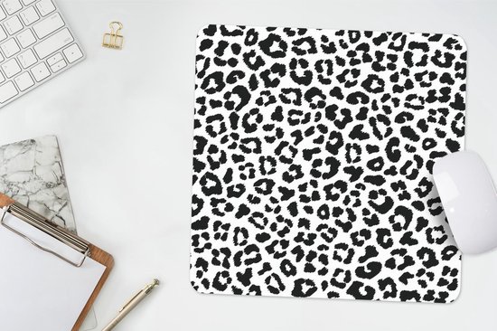 Muismat met zwart-witte panterprint, naast een muis, clipboard en toetsenbord.