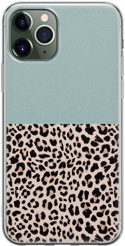 Coque de téléphone bleu clair avec imprimé léopard en bas. Découpe pour appareil photo visible.