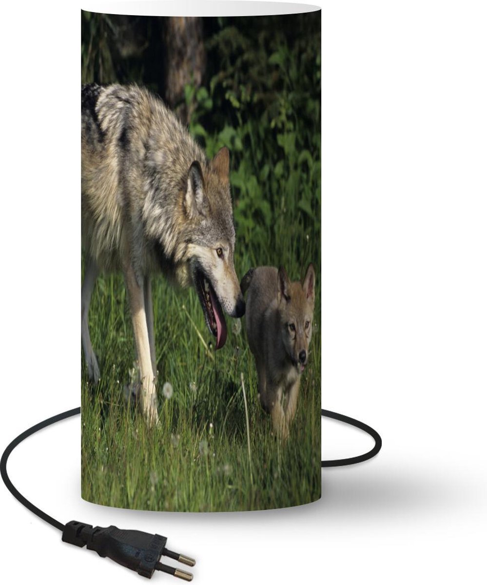 Lamp - Nachtlampje - Tafellamp slaapkamer - Wolf - Baby - Gras - 54 cm hoog - Ø24.8 cm - Inclusief LED lamp