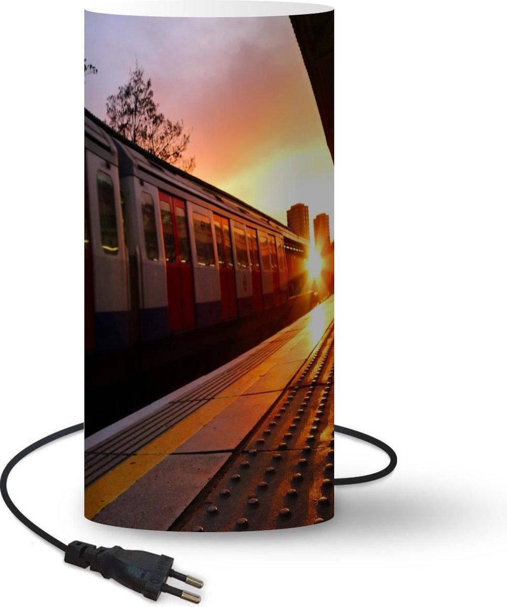 Lamp - Nachtlampje - Tafellamp slaapkamer - Zonnestralen langs de rood met witte trein - 33 cm hoog - Ø15.9 cm - Inclusief LED lamp