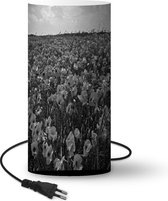 Lamp - Een weiland vol met klaprozen - zwart wit - 54 cm hoog - Ø25 cm - Inclusief LED lamp