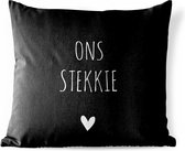 Buitenkussen - Nederlandse Quote: 'Ons stekkie' met wit hartje op zwarte achtergrond - 45x45 cm - Weerbestendig