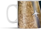 Mok - Vogelaanzicht van een rijdend vliegtuig - 350 ml - Beker