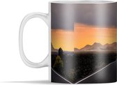 Mok - Een weg die naar een berglandschap loopt - 350 ml - Beker