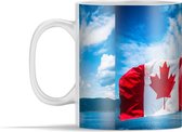 Mok - De Canadese vlag achter een boot - 350 ml - Beker