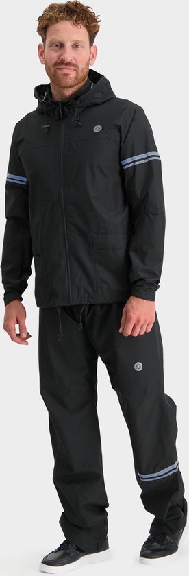 Man met een zwarte regenjas met capuchon en regenbroek.
