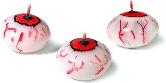 Drie decoratieve oogbol kaarsen op een witte achtergrond.