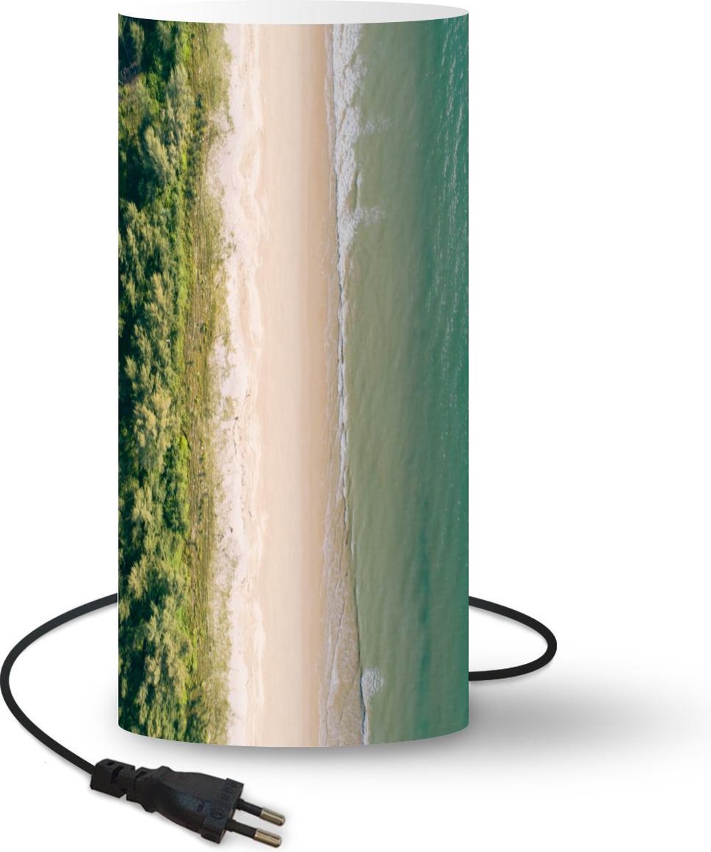 Lamp - Nachtlampje - Tafellamp slaapkamer - Strand - Bomen - Water - 33 cm hoog - Ø15.9 cm - Inclusief LED lamp