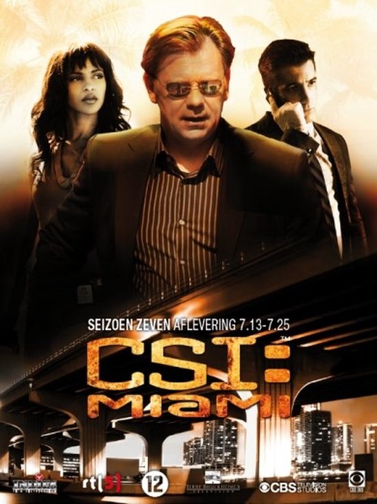 CSI Miami: Seizoen zeven aflevering 7.13 - 7.25. Drie personen staan voor een brug bij nacht in Miami.