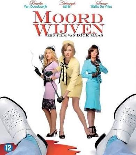 Drie vrouwen in roze, geel en blauwe outfits met strikken, in het midden een vrouw met een golfclub. Een film van Dick Maas.
