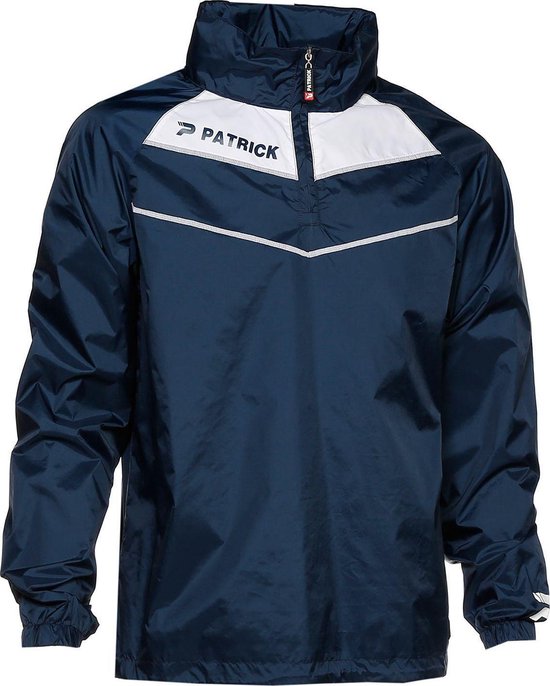Donkerblauwe Patrick regenjas met witte accenten en logo op de borst. Met rits en hoge kraag.