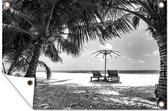 Muurdecoratie Strandstoelen op een tropisch strand - zwart wit - 180x120 cm - Tuinposter - Tuindoek - Buitenposter