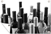 Tuindecoratie Close-up wijnflessen - zwart wit - 60x40 cm - Tuinposter - Tuindoek - Buitenposter