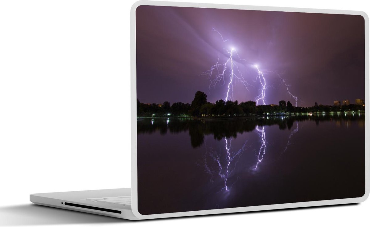 Afbeelding van product SleevesAndCases  Laptop sticker - 13.3 inch - Onweer en bliksemschichten in de Roemeense stad Boekarest