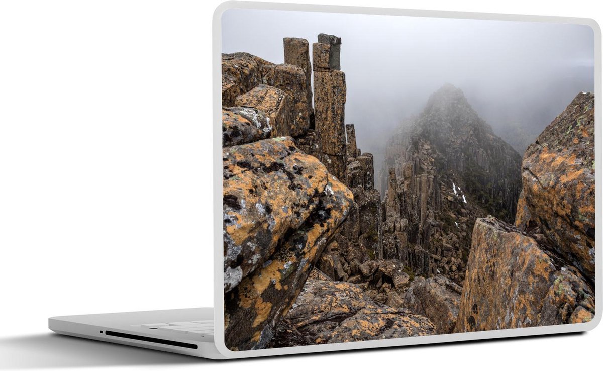 Afbeelding van product SleevesAndCases  Laptop sticker - 10.1 inch - Rotsen tussen de mist in Tasmanië