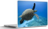 Laptop sticker - 15.6 inch - Groene zwemmende schildpad fotoprint - 36x27,5cm - Laptopstickers - Laptop skin - Cover