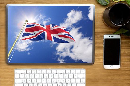 Sticker pour ordinateur portable - 15,6 pouces - Le drapeau du Royaume-Uni flotte dans le ciel
