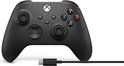 Zwarte Xbox controller met USB-C kabel.
