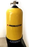 Gele duikfles met zwarte bovenkant en basis, met 'CITIZEN PROMASTER AQUALAND' in witte letters.