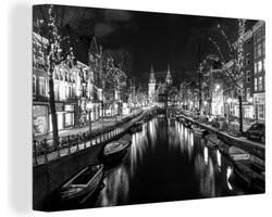 Canvas Amsterdam - Grachtenpand - Water - Boten - Nacht - 60x40 cm - Muurdecoratie