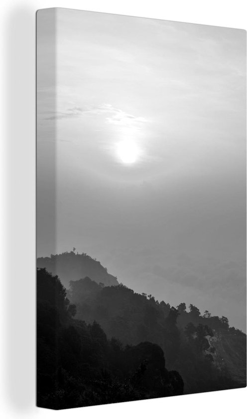 Canvas Schilderij De zonsondergang steekt boven de bergen van het nationaal park Phu Hin Rong Kla - zwart wit - 40x60 cm - Wanddecoratie