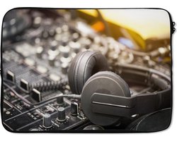 Laptophoes 14 inch - Grijze koptelefoon op een mengpaneel - Laptop sleeve - Binnenmaat 33x23 cm - Zwarte achterkant