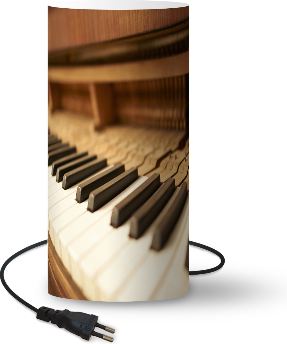 Lampe Piano - Un gros plan d'un piano en bois - 54 cm de haut - Ø25 cm -  Comprend une