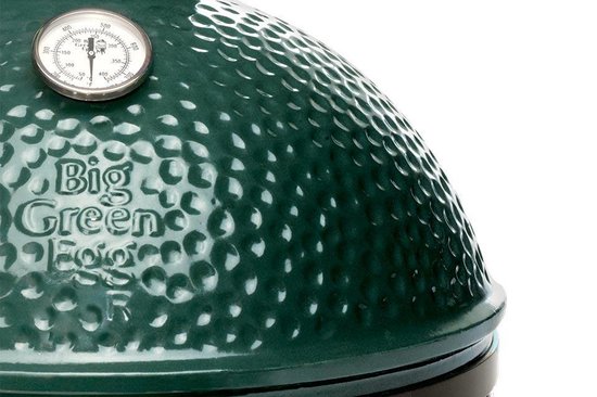 Donkergroene Big Green Egg met honingraatstructuur en temperatuurmeter.