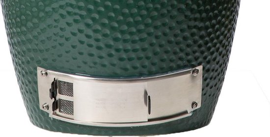 Zilverkleurig ventilatierooster met schuifjes aan de onderkant van een donkergroene Big Green Egg barbecue.