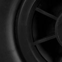 Gros plan d'une roue noire remplie d'air avec un profil épais et une jante en plastique.