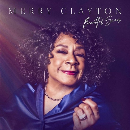 Merry Clayton, tekst "Beautiful Scars", blauwe satijnen sjaal, krullend zwart haar, zilveren ketting en ringen.