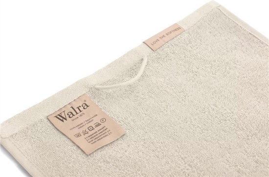 Detail van Walra handdoeklabel met wasinstructies en 'LOVE THE SOFTNESS' label.