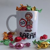 Mok of beker met "Sarah - Van harte gefeliciteerd met je 50e verjaardag!" - koffiemok, theebeker, gefeliciteerd, verjaardag, cadeautje, birthday