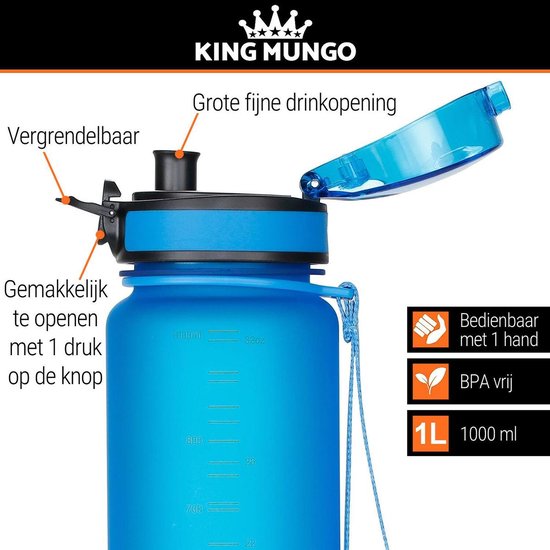 Close-up van een blauwe King Mungo drinkfles. Kenmerken: grote drinkopening, vergrendelbare dop, makkelijk te openen met 1 druk op de knop, BPA-vrij, 1L.