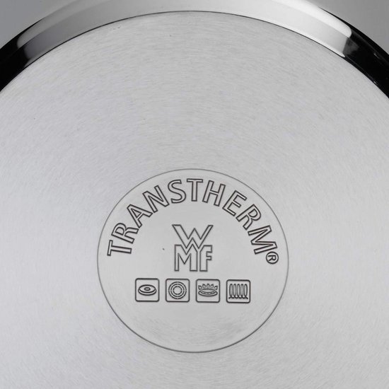 Onderkant van een RVS pan met het WMF TransTherm logo en kookplaat-symbolen.