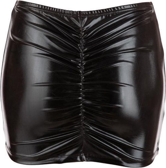 Mini-jupe noire vernie brillante froncée à l'arrière avec ceinture élastique.