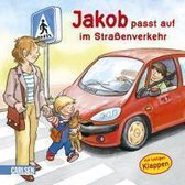 Jakob passt auf im Straßenverkehr