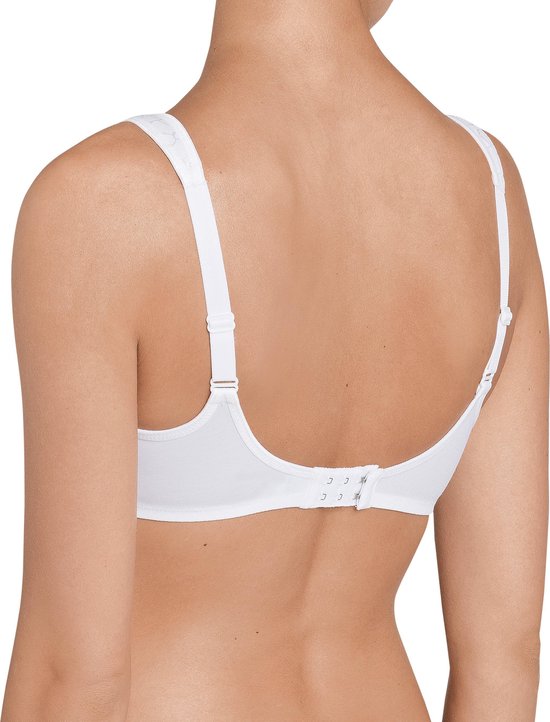 Achterkant van een witte Triumph Elegant Cotton N beha op een model met verstelbare bandjes en haaksluiting.