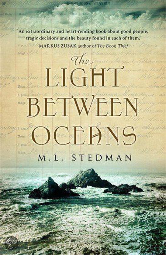 Boek kaft van 'The Light Between Oceans' met golven, rotsen en titel.