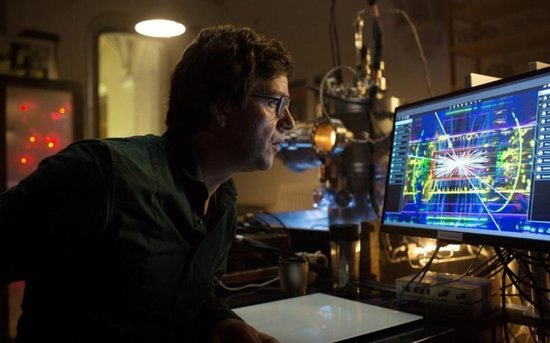 Man met bril kijkt naar een computerscherm met grafieken in een laboratorium.
