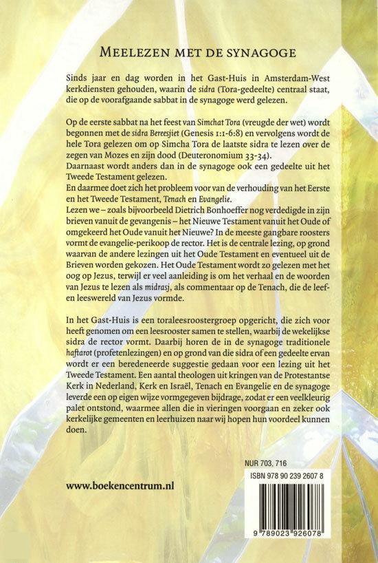 Achterkant boek met tekst over 'MEELEZEN MET DE SYNAGOGE' en de uitleg van de sidra, inclusief een isbn-barcode.