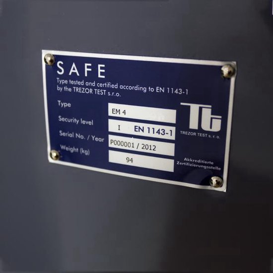 Blauw metalen plaat met witte tekst: SAFE, Type tested and certified according to EN 11443-1 by the TREZOR TEST s.r.o. Type EM 4, Security level 1, Serial No. / Year P000001 / 2012, Weight (kg) 94. TREZOR TEST s.r.o. Akkrediterte Sertifizierungsstelle.