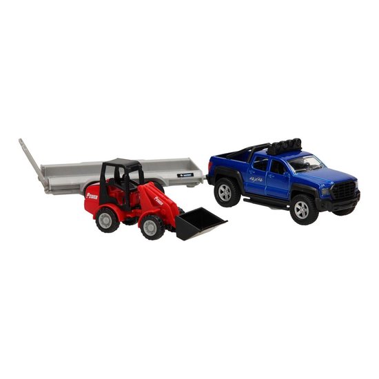 Een rode minishovel staat naast een blauwe pick-uptruck en een grijze open aanhanger.